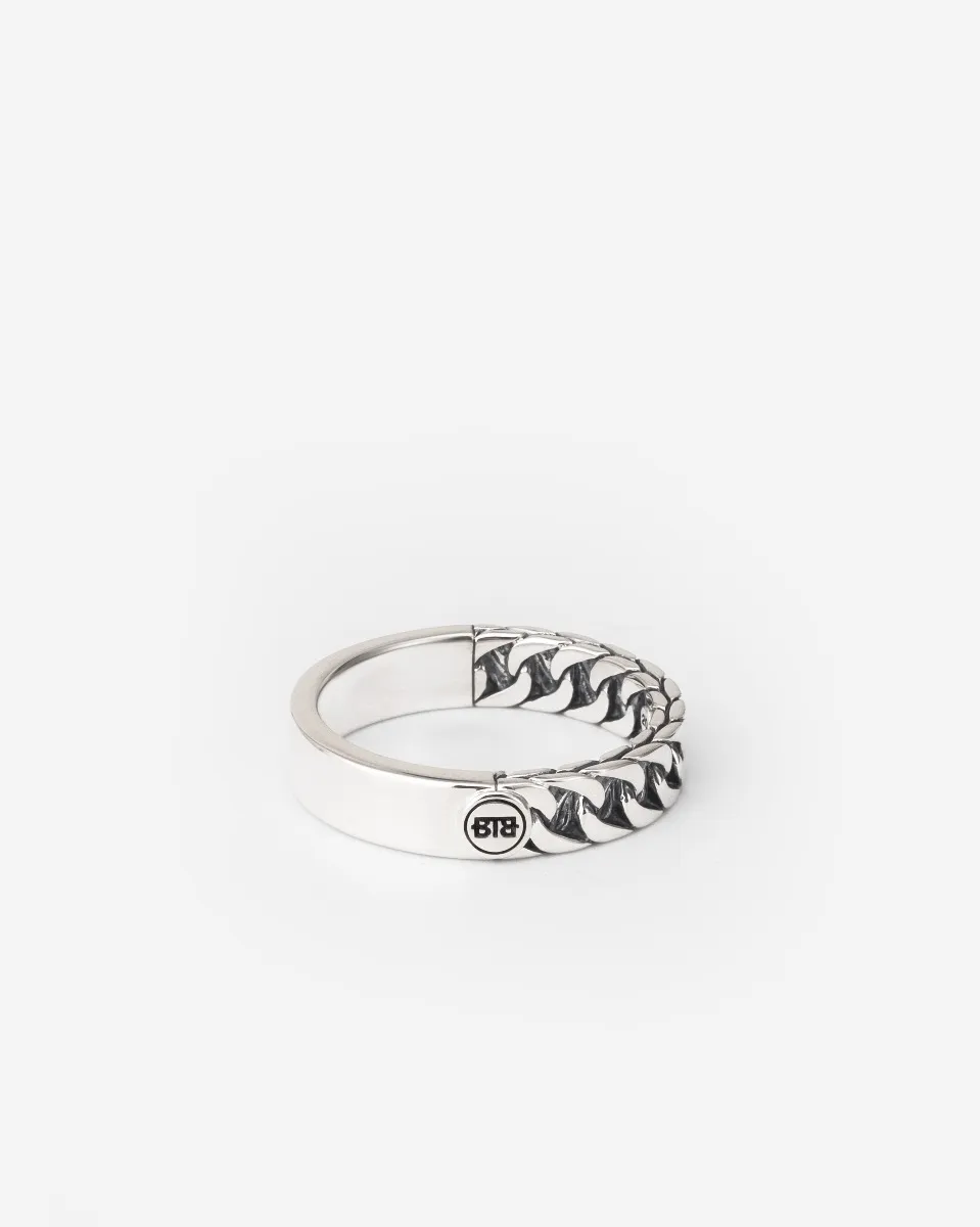 De Esther Small Dual Ring is vervaardigd uit gerecycled sterling zilver. Dankzij de combinatie van een gladde zijde en het geweven Esther-patroon is deze ring graveerbaar. Laat jouw persoonlijke verhaal versmelten met deze veelzijdige ring. Deze ring is kleiner dan de Esther Dual Ring, maar groter dan de Esther Mini Dual Ring, en daardoor perfect te combineren met andere sieraden uit de Esther-collectie van Buddha to Buddha. Ontworpen in Amsterdam en op duurzame wijze geproduceerd in Zuidoost-Azië. Wij geloven dat elk sieraad een eigen ziel heeft. Wat betekent dat voor jou?